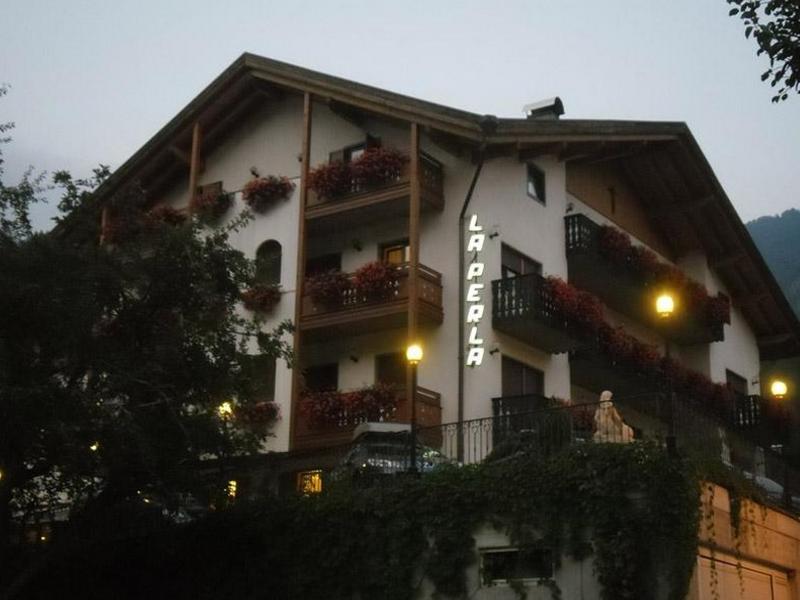 Family Hotel La Perla Fiera Di Primiero Exterior photo